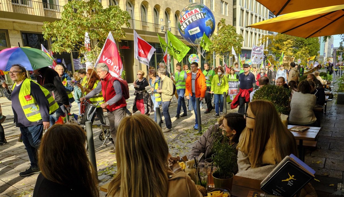 Seite an Seite defilieren gestandene Verdianer:innen und BUND-Jugend, den Zuschauerinnen schmeckt's.