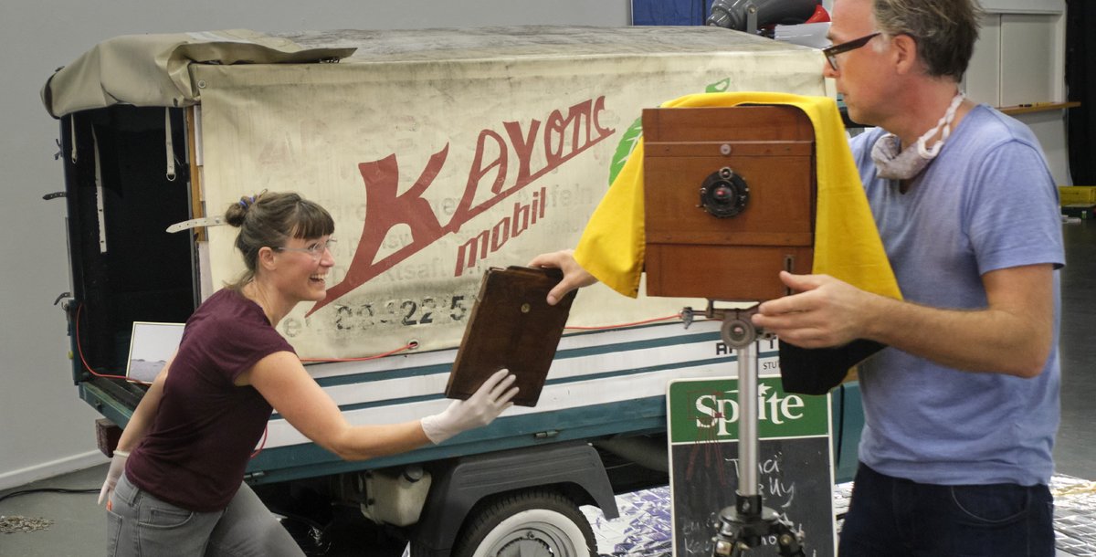 Jetzt aber schnell: knipsen, solange die Platte noch feucht ist! Julia Wenz und Peter Franck vor ihrem Kayoticmobil. Fotos: Joachim E. Röttgers