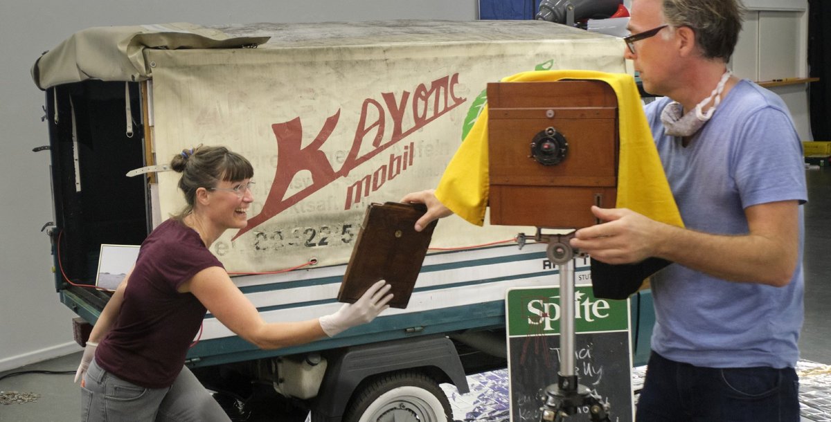 Jetzt aber schnell: knipsen, solange die Platte noch feucht ist! Julia Wenz und Peter Franck vor ihrem Kayoticmobil. Fotos: Joachim E. Röttgers
