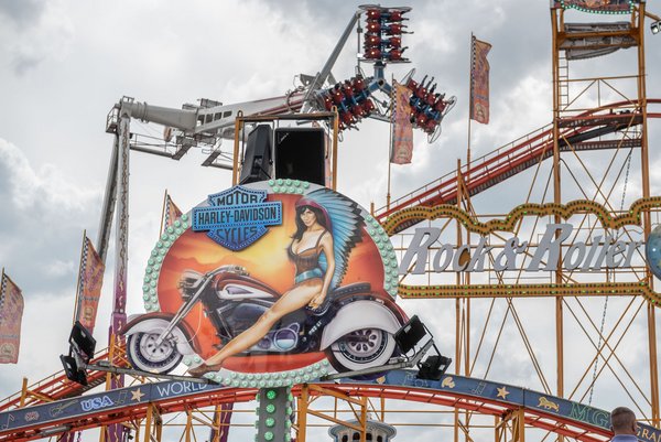 Kein Fahrspaß ohne nacktes Bein und Federschmuck.