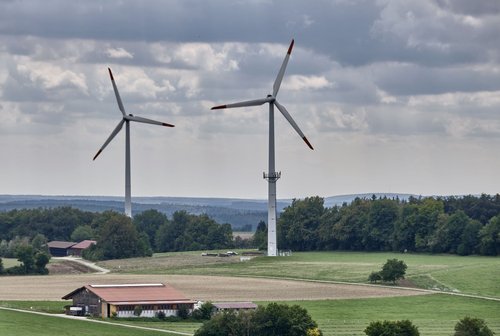 Zwei Windräder in Münsingen, im Altdorfer Wald sind bis zu 70 geplant. Foto: Joachim E. Röttgers Zwei Windräder in Münsingen, im Altdorfer Wald sind bis zu 70 geplant. Foto: Joachim E. Röttgers