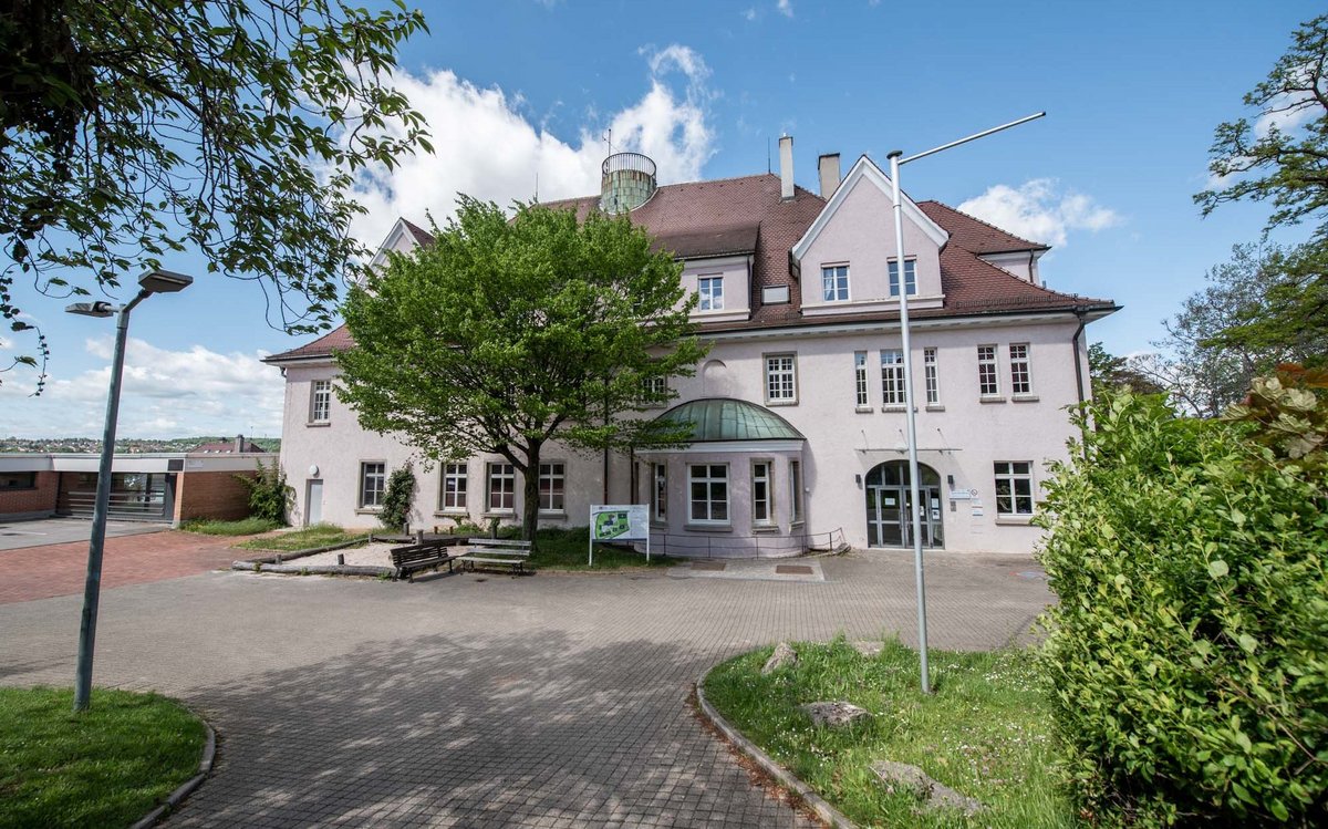 Hoch über Esslingen thront das Theodor-Rothschild-Haus, das einst von Bloch & Guggenheimer erbaute jüdische Waisenhaus. Mehr von ihrem Schaffen mit Klick auf den Pfeil. Fotos: Jens Volle