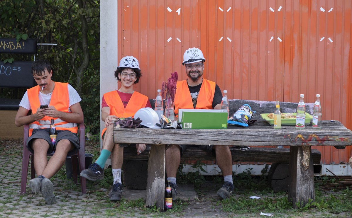 Auch dieser Umzug hat geklappt: Am 12.9.2023 fliegen die Waggons der Ateliergemeinschaft Bauzug 3YG am Stuttgarter Nordbahnhof durch die Luft. Umzugshelfer bei der Pause.