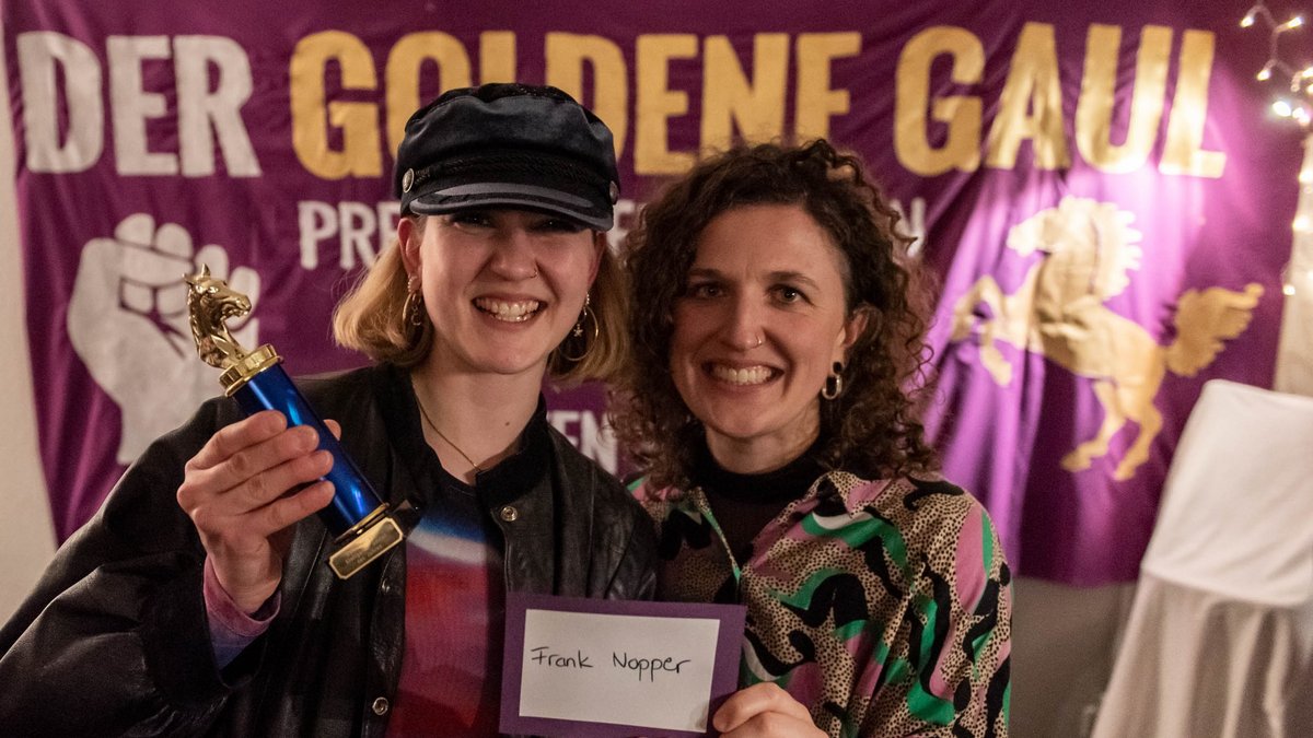 Die Moderatorinnen des Abends Bärbel Wolf und Mari S. mit dem "Goldenen Gaul". Fotos: Jens Volle Die Moderatorinnen des Abends Bärbel Wolf und Mari S. mit dem "Goldenen Gaul". Fotos: Jens Volle