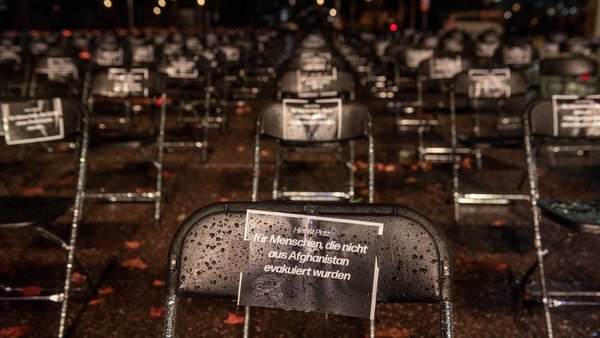 400 leere Stühle versinnbildlichen den Platz, der ungenutzt bleibt. Foto: Jens Volle