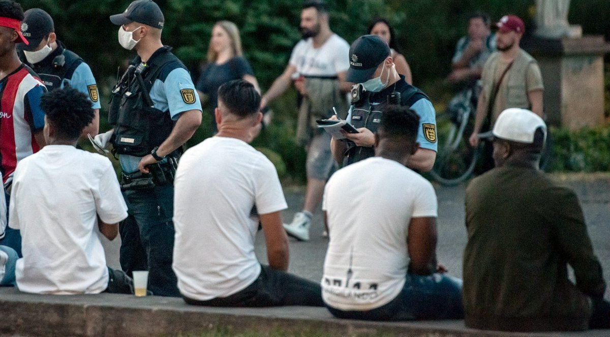 Polizeikontrolle am Stuttgarter Eckensee. Foto: Jens Volle