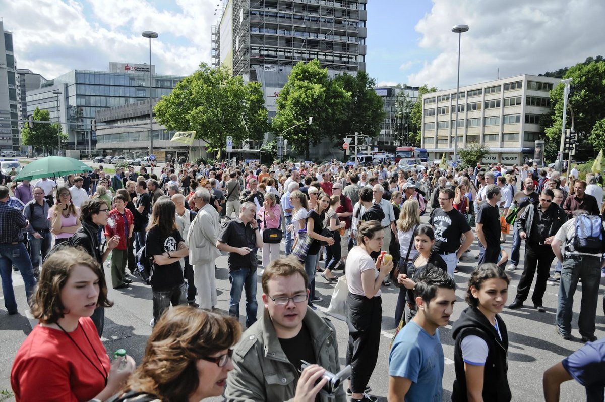 … und die Kreuzungen in der Stuttgarter Innenstadt schnell voll mit Blockierern, hier an der Heilbronner-/Kriegsbergstraße.