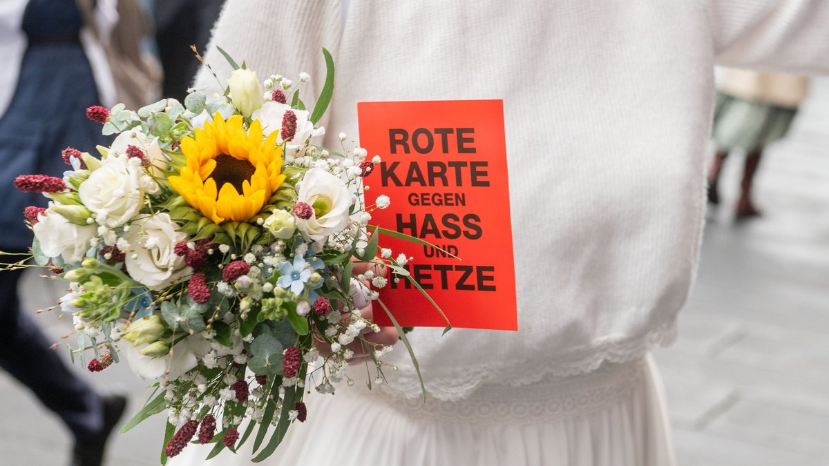 Sie zeigte an ihrem Hochzeitstag Hass und Hetze die rote Karte – in Ulm am 5. Oktober.