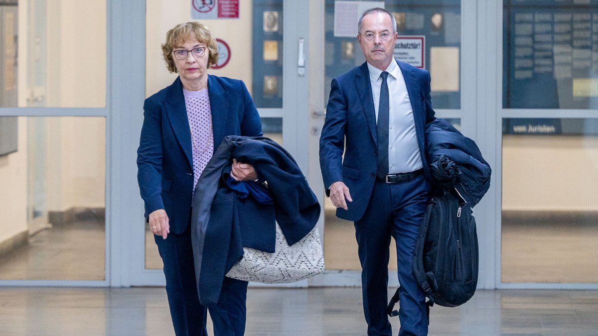 Wetterich, früher Kommunistin, und ihr Anwalt Emanuel Burkhardt. Fotos: Jens Volle