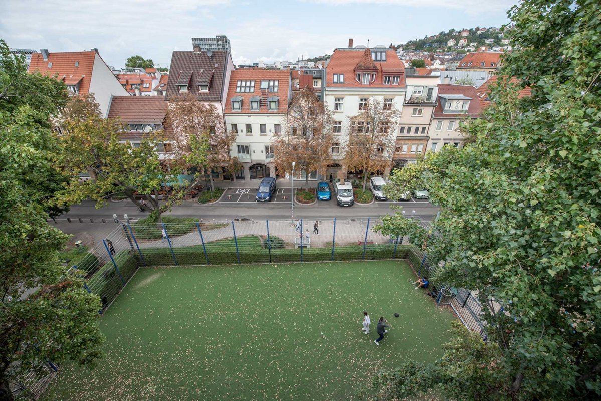 Von oben betrachtet: So schön sind Pfarrstraße und Bohnenviertel, wenn nicht die B14 und das Hochhaus am Charlottenplatz die Optik dominieren. 