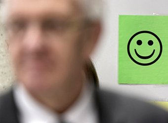 Von Lehrer Kretschmann kriegt nur die schwarze Null einen Lachsmiley.