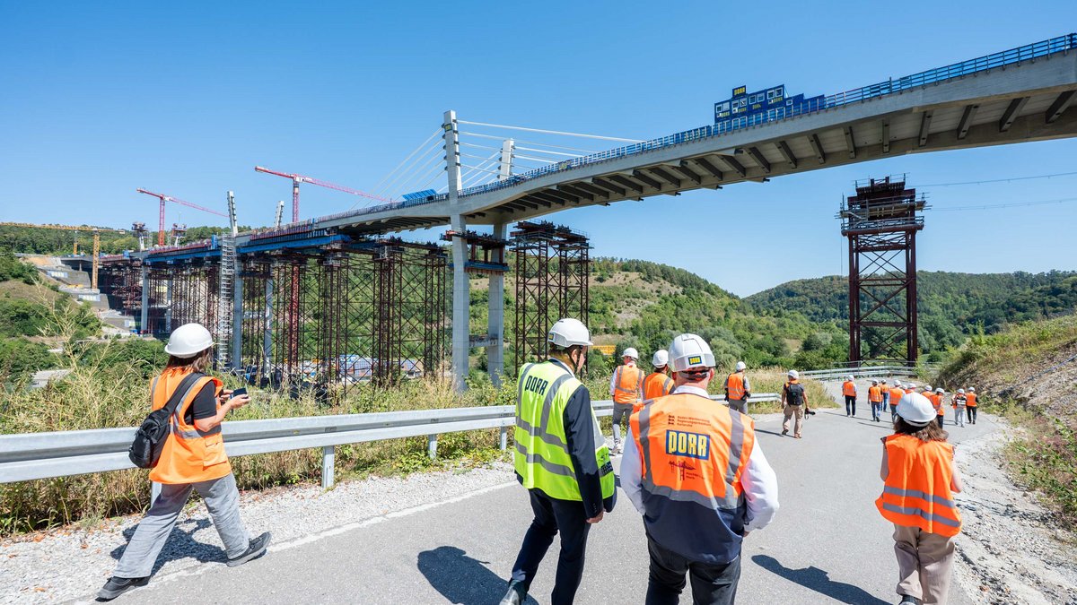 Noch ist die Horber Hochbrücke im Bau, doch in zwei Jahren soll sie eröffnet werden. Foto: Jens Volle
