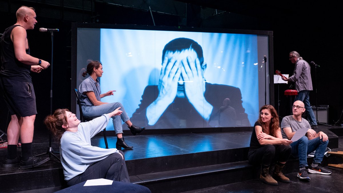 Proben zu dem Theaterstück "Ich, Bertolt Brecht – Dialog mit dem Dichter". 