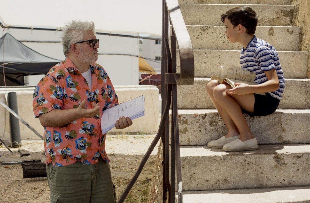 Beim Dreh: Pedro Almodóvar gibt dem jungen Salvador Mallo (Asier Flores) Regieanweisungen. Fotos: Studiocanal/El Deseo/Manolo Pavón