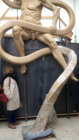 Das hat Größe: Bei Lenks Kunstwerk, gerade mal zur Hälfte im Bild, reicht die 1,70 Meter große Belustigte nichtmal ans Feigenblatt heran. Foto: Kontext