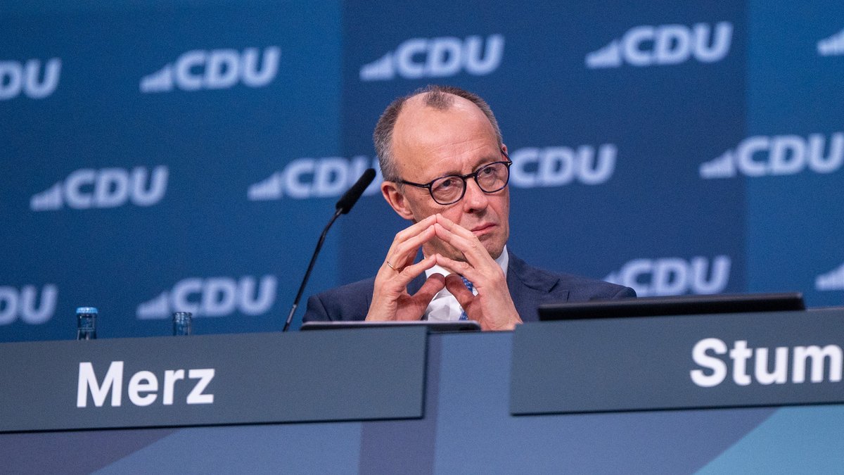 Merz schaut irritiert – der Bundeskanzler in der Rolle des stummen Zuhörers. Foto: Jens Volle