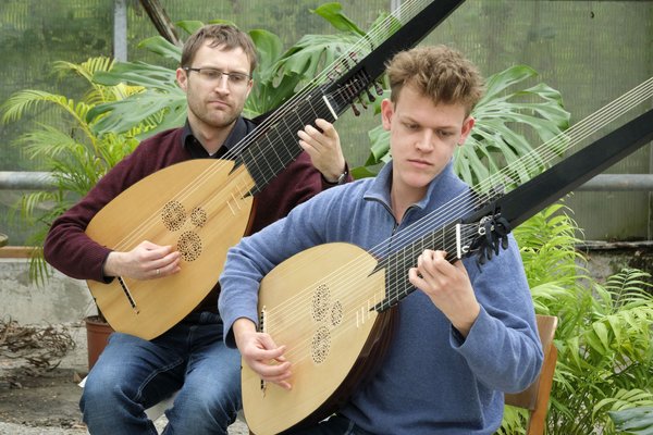 Musik mit Magie: Niels Pfeffer (links) und Leon Jänicke an der Theorbe (Barockgitarre).