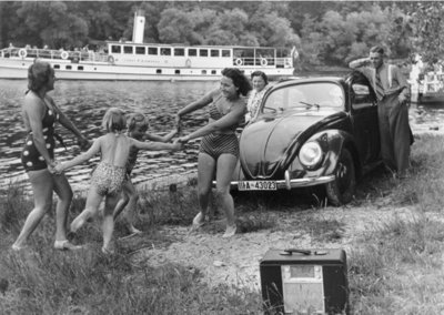 Schöne Nazi-Welt: Familie mit KdF-Wagen und Radio, 1939. Foto: 