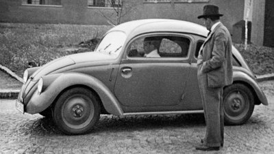 Ferdinand Porsche im Jahr 1937 vor einem Volkswagen-Prototypen der Reihe W30. Foto: Porsche
