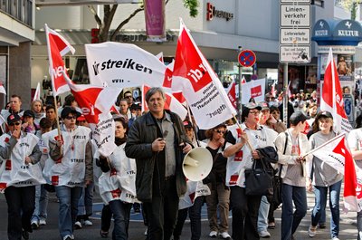... und als Streikführer im Mai 2011, als er noch Gewerkschafter in Stuttgart war. Fotos: Joachim E. Röttgers