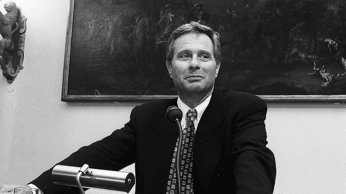 Aber immerhin kommt sie 1992 in einer schwarz-roten Koalition nach 20 Jahren mal wieder an die Regierung, mit Dieter Spöri (Foto von 1993) als Wirtschaftsminister und Vize-MP. Foto: Landesarchiv Baden-Württemberg, Staatsarchiv Freiburg W 140 Nr. 12324 / Fotografin: Marlis Decker, CC BY 4.0