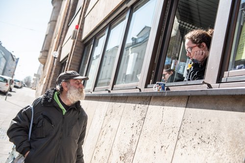 Gespräche, wenn auch nur durchs Fenster, sind zur Zeit so wichtig wie nie.  Gespräche, wenn auch nur durchs Fenster, sind zur Zeit so wichtig wie nie.