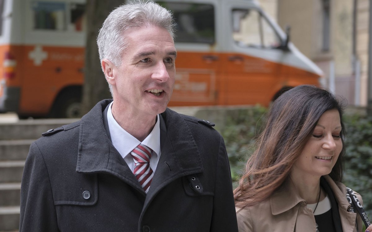 Andreas Renner, der suspendierte Spitzenpolizist, mit seiner Gattin auf dem Weg ins Landgericht Stuttgart im April 2023. Foto: Joachim E. Röttgers