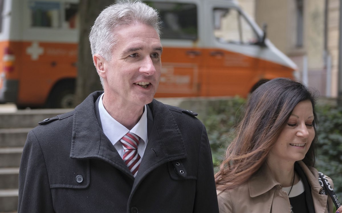 Andreas Renner, der suspendierte Spitzenpolizist, mit seiner Gattin auf dem Weg ins Landgericht Stuttgart im April 2023. Foto: Joachim E. Röttgers