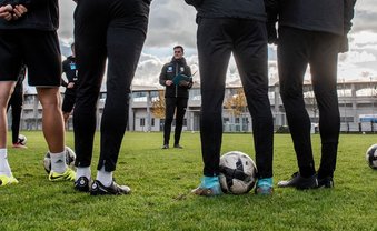 Von kickenden Spatzen und kraxelnden Fans