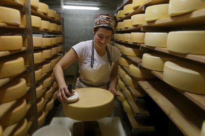 Welche Umweltstandards etwa beim Käsen künftig gelten, ist eben nicht wurst. Foto: Joachim E. Röttgers