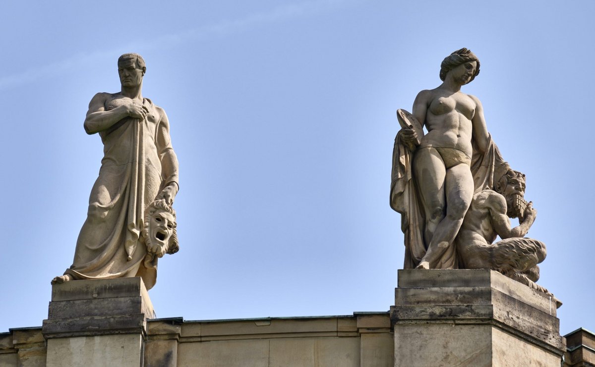 Weitere thronen hoch oben auf dem großen Haus des Staatstheaters, der Stuttgarter Oper.