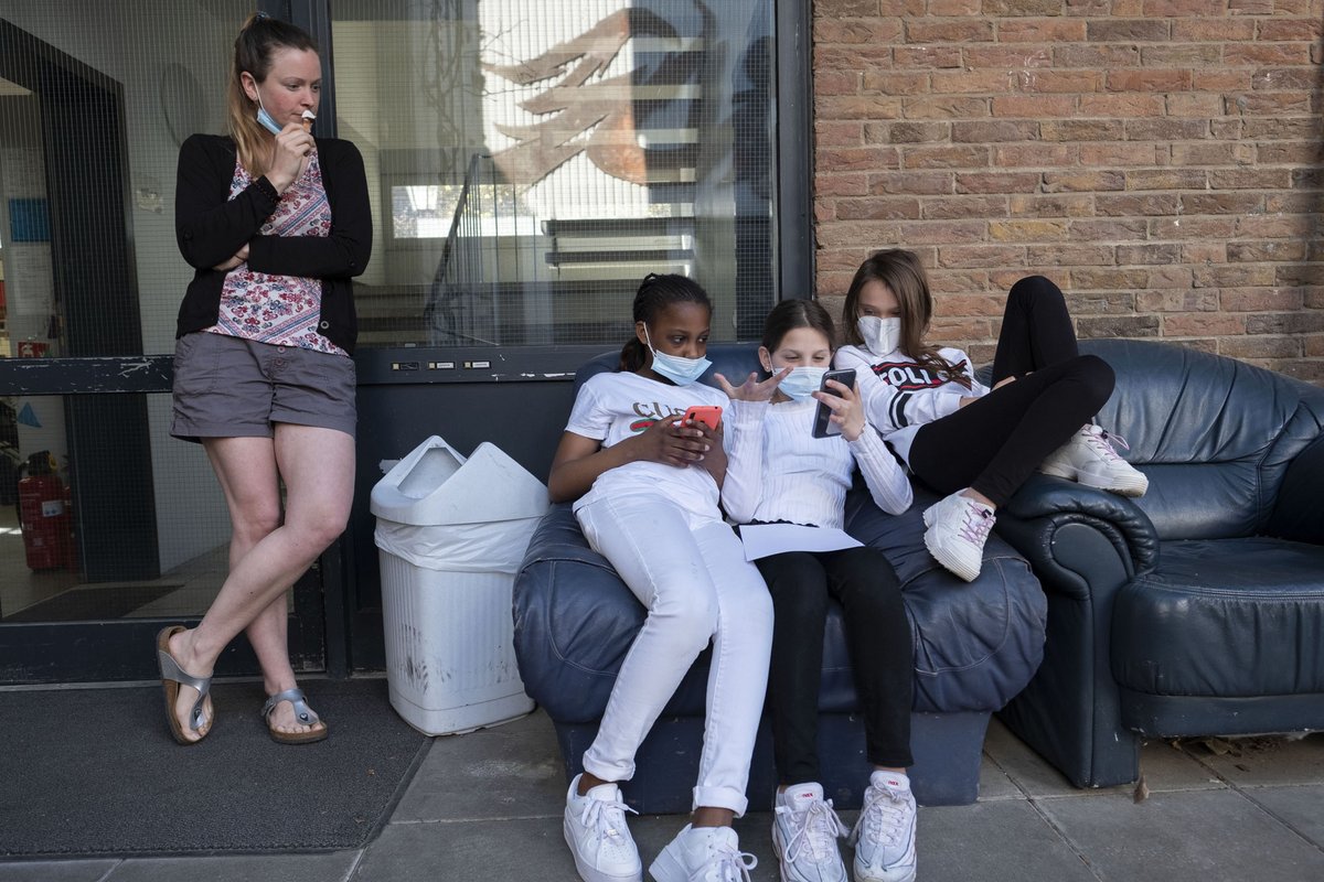 Das Kinder- und Jugendhaus Durlach im März 2021. Erzieherin Ramona Klein, Alexis, Melina und Julia schauen sich ein Video bei TikTok an.