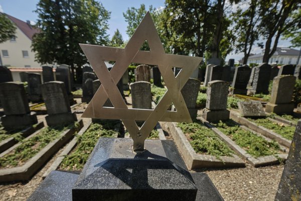 Erste Suchstation: der jüdische Friedhof in Laupheim. Foto: Joachim E. Röttgers Erste Suchstation: der jüdische Friedhof in Laupheim. Foto: Joachim E. Röttgers