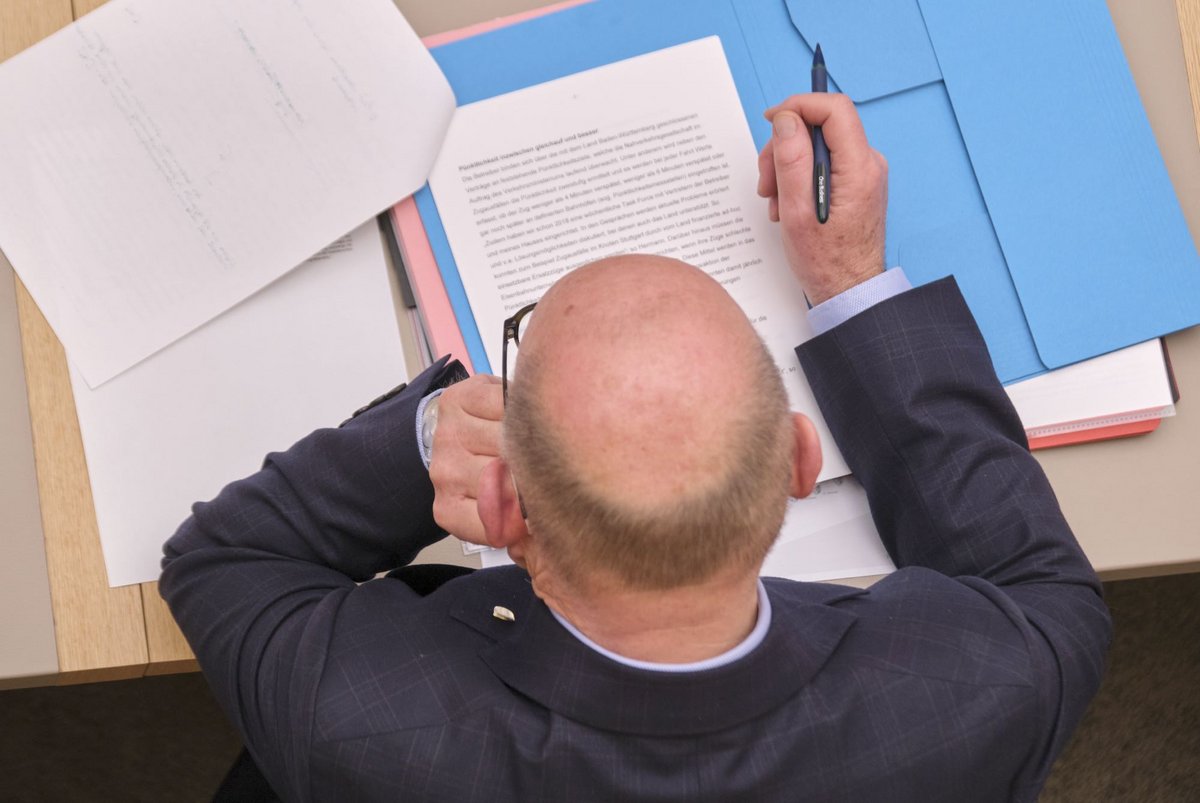 Glatzköpfe haben es besser: Da kann immer Hand angelegt werden. (Winfried Hermann)