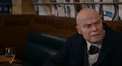 Ebenfalls instrumentalisiert: Laras ehemaliger Klavierlehrer (Volkmar Kleinert).