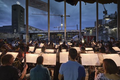 Unterm Daimlerstern, den Kamerun konsequent "dieses Peace-Zeichen" nennt: die Stuttgarter Philharmoniker. Unterm Daimlerstern, den Kamerun konsequent "dieses Peace-Zeichen" nennt: die Stuttgarter Philharmoniker.