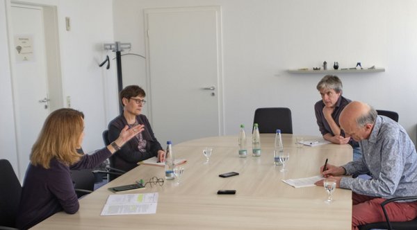 Petra Olschowski, Claudia Rose, Abteilungsleiterin Kunst, und Roland Böhm, Pressesprecher, im Gespräch mit Dietrich Heißenbüttel. Petra Olschowski, Claudia Rose, Abteilungsleiterin Kunst, und Roland Böhm, Pressesprecher, im Gespräch mit Dietrich Heißenbüttel.