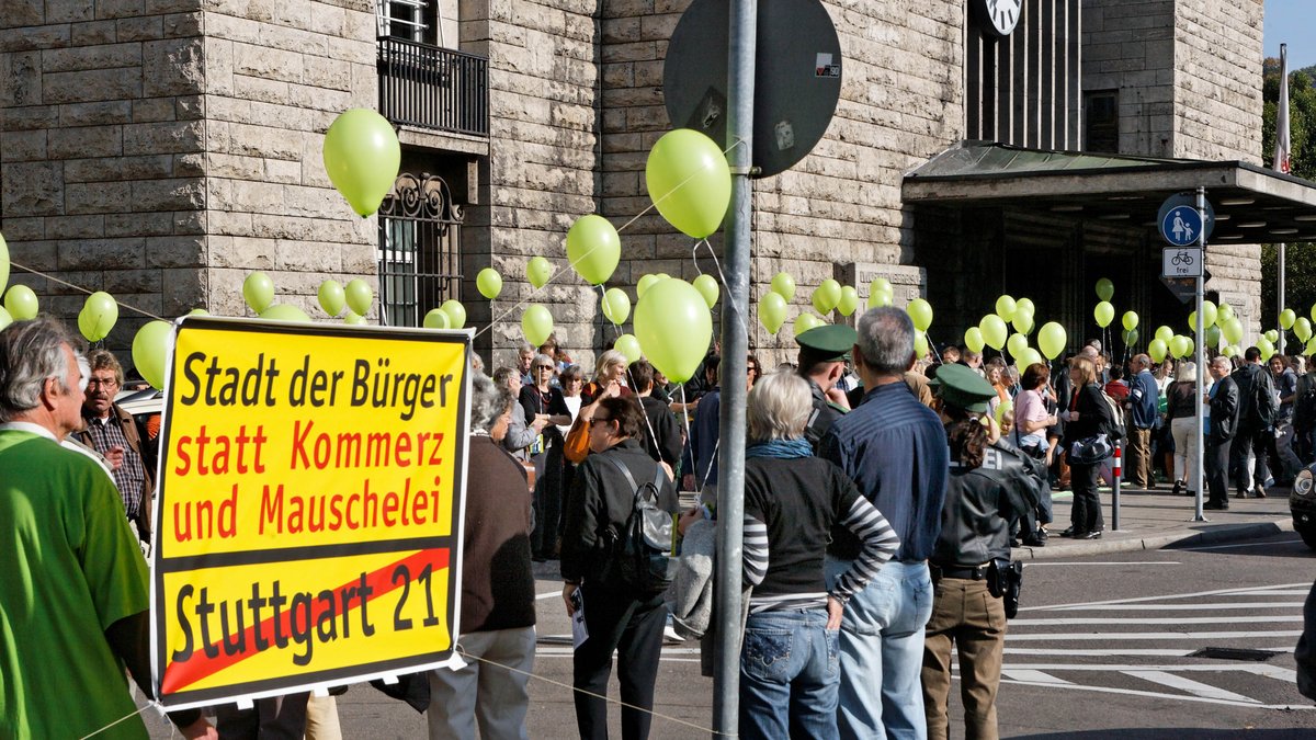 Inbetriebnahme 2008? Damals war von Stuttgart 21 nichts zu sehen, der alte Kopfbahnhof hatte seine Flügel noch und S-21-Kritiker:innen veranschaulichten mit grünen Luftballons den Verlauf des geplanten Bahnhofsbauwerks.
