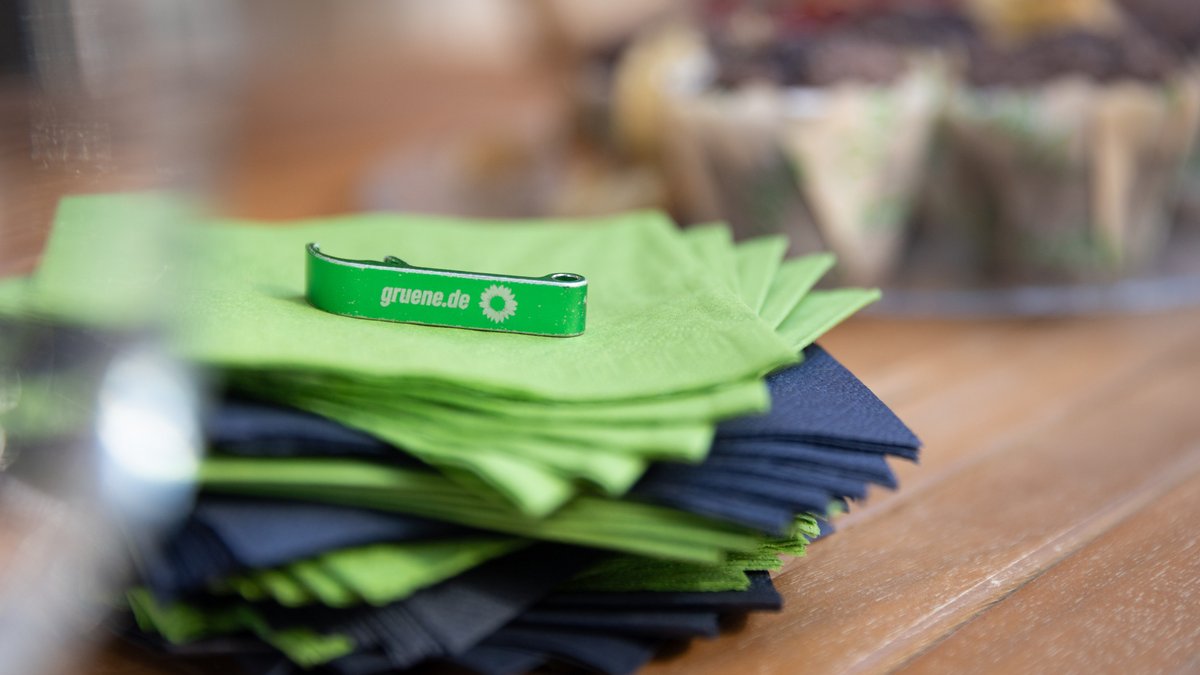 Sondierungsgespräche nach der Landtagswahl 2026, die Grünen haben passendes Werkzeug dabei: Flaschenöffner. Foto: Julian Rettig