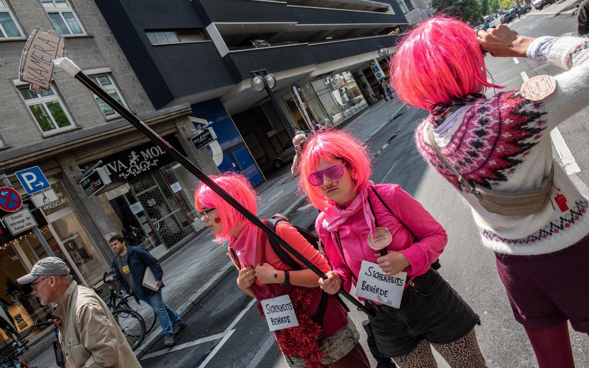 Sicherheitsbehörde mit rosa Brille hat alles im Blick. (Demonstration gegen das neue Polizeigesetz in Stuttgart.)