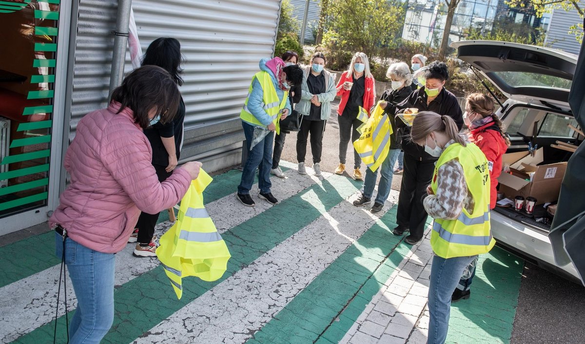 Der Warnstreik beginnt mit Streikwestenverteilen.