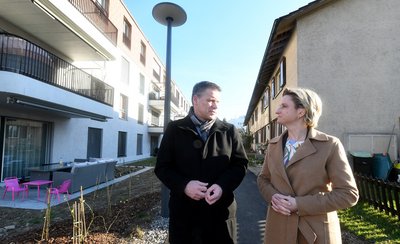 Wie machen's die Schweizer? Hoffmeister-Kraut lässt es sich auf ihrem Zürich-Trip von Reto Betschart von der ASIG Wohngenossenschaft. Foto: Sascha Baumann/all4foto.de
