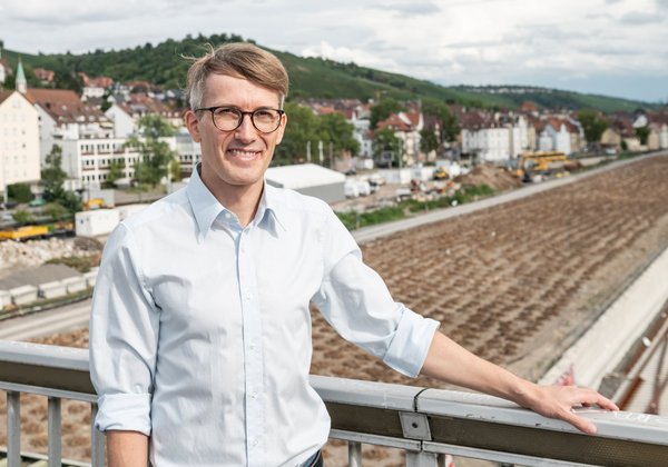 Michael Brunnquell von "Lärmschutz Untertürkheim" hat die Klage eingereicht. Hinter ihm: ein Teil des noch unbebauten Abstellbahnhof-Areals. Michael Brunnquell von "Lärmschutz Untertürkheim" hat die Klage eingereicht. Hinter ihm: ein Teil des noch unbebauten Abstellbahnhof-Areals.