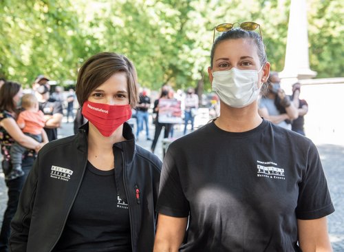 Messebauerin Rabea Swoboda (links) und Kollegin Corinna Friess sorgen sich um ihre Firma. Messebauerin Rabea Swoboda (links) und Kollegin Corinna Friess sorgen sich um ihre Firma.