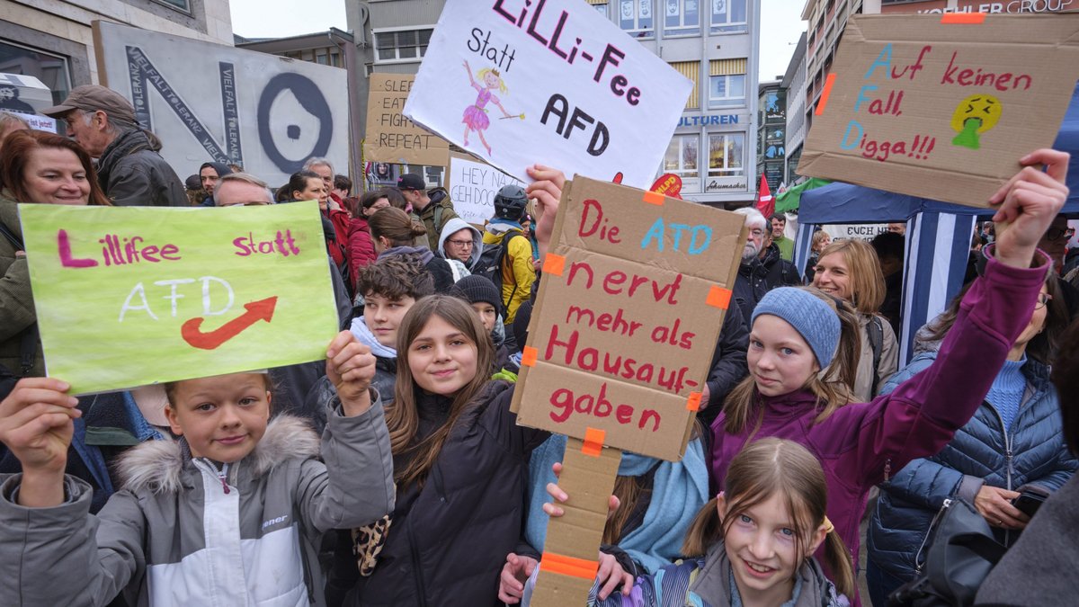 Spielen lieber mit Lilli-Fee als der AfD, am 24. Februar 2024 in Stuttgart. Foto: Joachim E. Röttgers