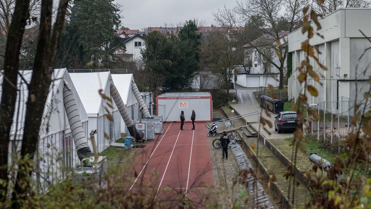 Security bewacht das Zeltlager für Geflüchtete in Backnang. Trotz der Heizanlagen ist es dort ziemlich kalt. Foto: Jens Volle