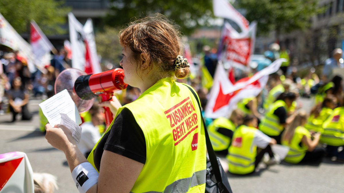 Unter dem Titel "Kommunen am Limit" rief Verdi am 18. Juli zur Großdemo auf den Stuttgarter Schlossplatz. Foto: Julian Rettig