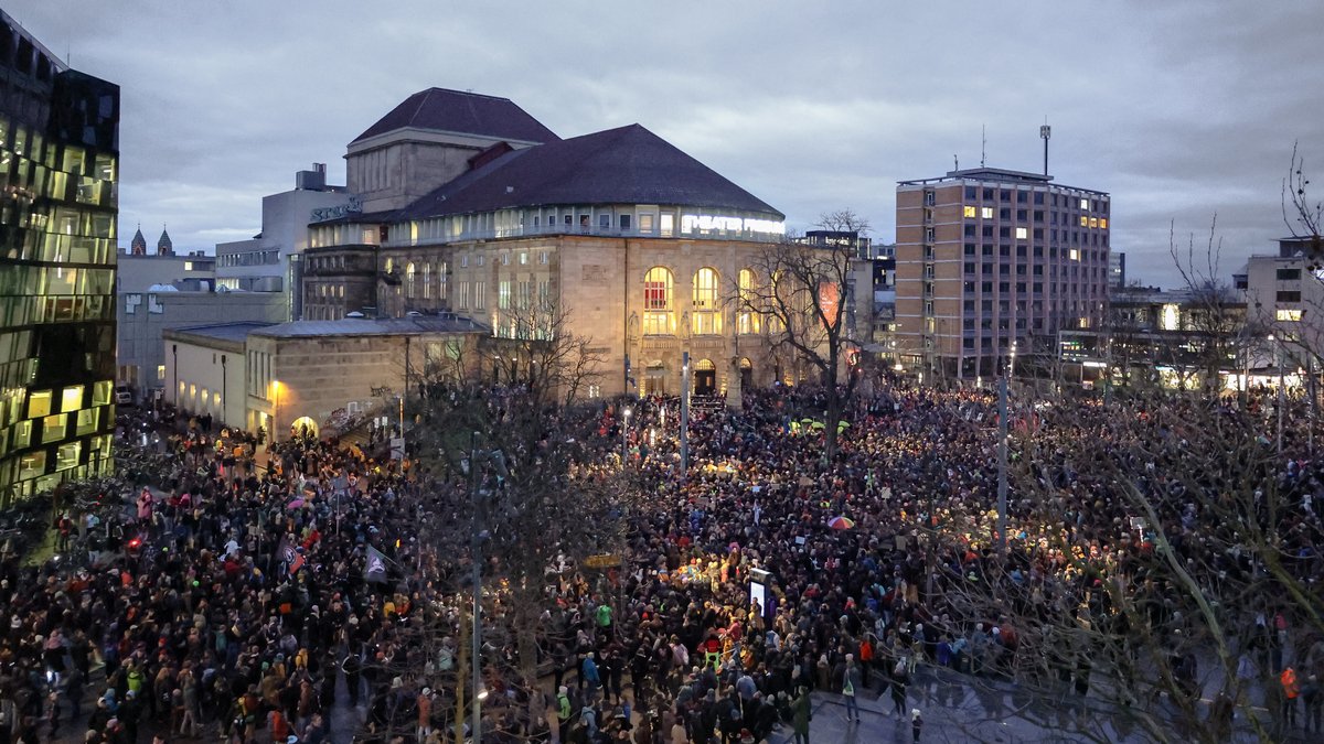 In Freiburg demonstrierten am 30. Januar rund 15.000 Menschen (so schätzt die Polizei) gegen die Merz-Pläne. Foto: Thomas Zhou
