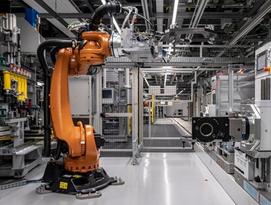 Dieser Roboter fertigt die E-Antriebe bei Porsche in Stuttgart.