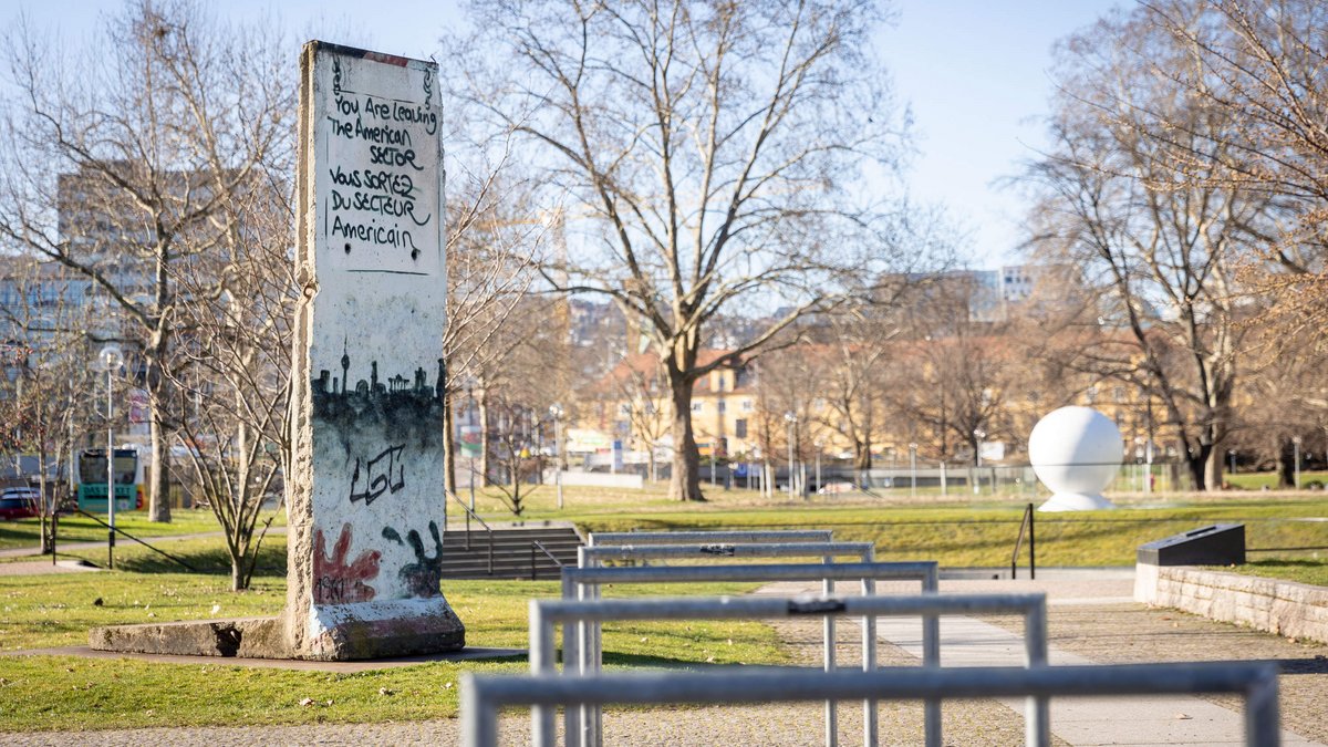 Das Stück Berliner Mauer am Stuttgarter Landtag, 3,50 Meter hoch, etwa so breit wie ein Saunatuch. Foto: Julian Rettig